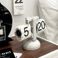 Moderne digitalt mekanisk retro flip down-ur med indvendigt gear