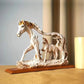 Statue af galoperende hest med pony stenfigur