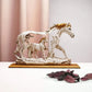 Statue af galoperende hest med pony stenfigur