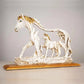 Statue af galoperende hest med pony stenfigur