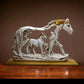 Statue af galoperende hest med pony stenfigur