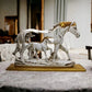 Statue af galoperende hest med pony stenfigur